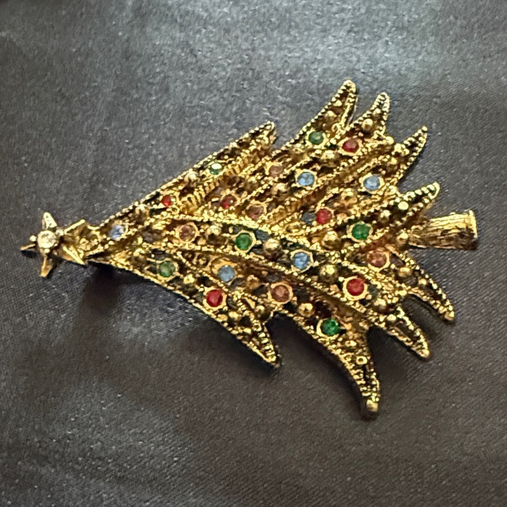 Vintage Christmas Tree Brooch Pin Gold Color with Round Multicolor Crystals - Picture 3 of 4